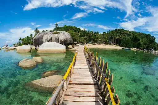 Pantai Tanjung Tinggi, Surga di Belitung yang Menghipnotis Dunia